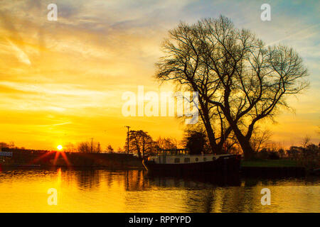 Rufford, West Lancashire, UK. Marina Sonnenaufgang. 23. Februar 2019. Die schönen Sonnenaufgang versucht durch die Wolken über den Kanal Boote auf Rufford Marina in Lancashire günstig zu brechen. Diese lokalen Aussichtspunkt liegt direkt an der Leeds/Liverpool Canal entfernt. Mit seinen atemberaubenden Aussichtspunkten und Cafe's, es ist ein sehr beliebter Rastplatz für Reisende dieser berühmten Ost nach West Route. Credit: cernan Elias/Alamy leben Nachrichten Stockfoto