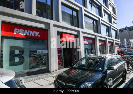 Berlin, Deutschland. 22 Feb, 2019. Der lebensmitteldiscounter Penny in die Boxhagener Straße. Foto: Jens Kalaene/dpa-Zentralbild/dpa/Alamy leben Nachrichten Stockfoto