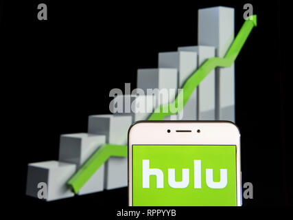 Hong Kong. 10 Feb, 2019. American global on-demand Internet Streaming Media provider Hulu Logo ist auf ein Android mobile Gerät mit einem Aufstieg Wachstumsdiagramm im Hintergrund zu sehen. Credit: Miguel Candela/SOPA Images/ZUMA Draht/Alamy leben Nachrichten Stockfoto