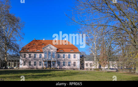 Criewen, Deutschland. 22 Feb, 2019. Das Schloss liegt malerisch eingebettet in die Lenne Park von criewen nicht weit von der brandenburgischen Stadt Schwedt. Criewen liegt in der Nähe der polnischen Grenze gelegen, direkt neben dem Nationalpark Unteres Odertal. Das Dorf wurde zum ersten Mal in einem Dokument im Jahre 1354 erwähnt und ist somit eine der ältesten Slawischen Fischerdörfern. Sehenswürdigkeiten Sehenswert sind das Schloss in der Lenne Park für Otto von Arnim und dem Nationalen Park Information Zentrum gebaut. Foto: Patrick Pleul/dpa-Zentralbild/ZB/dpa/Alamy leben Nachrichten Stockfoto