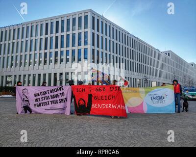 München, Bayern, Deutschland. 23 Feb, 2019. In Reaktion auf eine Konferenz, die von der umstrittenen Demo fuer Alle (Demonstration für Alle) Gruppe, Bürger von München ihren eigenen Protest in den Stadtteil Riem der Stadt. Die Demo fuer Alle Gruppe hat vocal gegen internationale rechtliche Maßnahmen zur Stärkung der Rechte von Kindern. Weitere Themen sind die Opposition gegen die Abtreibung. Credit: Sachelle Babbar/ZUMA Draht/Alamy leben Nachrichten Stockfoto