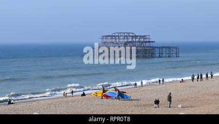 Brighton, East Sussex, UK. 23. Feb 2019. Besucher auf Brighton Beach am Morgen im schönen, sonnigen und ungewöhnlich warmen Wetter für die Zeit des Jahres, mit it-Prognose in den nächsten Tagen in ganz Großbritannien: Simon Dack/Alamy Live News, um fortzufahren Stockfoto