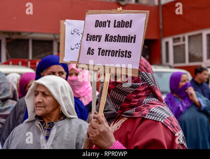 Srinagar, Kashmir. 23 Feb, 2019. Ein Kaschmirischen Frau gesehen, die ein Plakat während des Protestes. Indiens Oberster Gerichtshof staatliche Behörden bestellt Bedrohungen, Angriffe und sozialen Boykott von Tausenden von Studenten in Kaschmir, Händler und Fachleute in einem scheinbaren Vergeltung für die Ermordung von 49 Indischen paramilitärische Soldaten in einem Selbstmordattentat im pulwama Kaschmir letzte Woche zu stoppen. Menschen haben protestiert gegen Angriffe der staatlichen Behörden. Credit: idrees Abbas/SOPA Images/ZUMA Draht/Alamy Live News Credit: ZUMA Press, Inc./Alamy leben Nachrichten Stockfoto