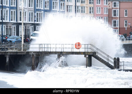 Aberystwyth Wales UK, Samstag, 23. Feb 2019 UK Wetter: Ein hoher Spring Tide und ein "großes Meer" bringen, riesige Wellen, die in die Promenade und herrlichem Tonnen Sand und Kies über der Küste von Galway an der Westküste von Wales an diesem Samstag morgen. Das Wetter ist sehr mild und wird auch in den nächsten Tagen wärmer werden prognostiziert. Credit: Keith Morris/Alamy leben Nachrichten Stockfoto