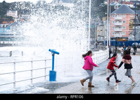 Aberystwyth Wales UK, Samstag, 23. Feb 2019 UK Wetter: Ein hoher Spring Tide und ein "großes Meer" bringen, riesige Wellen, die in die Promenade und herrlichem Tonnen Sand und Kies über der Küste von Galway an der Westküste von Wales an diesem Samstag morgen. Das Wetter ist sehr mild und wird auch in den nächsten Tagen wärmer werden prognostiziert. Credit: Keith Morris/Alamy leben Nachrichten Stockfoto