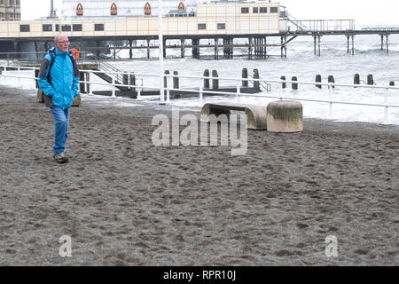 Aberystwyth Wales UK, Samstag, 23. Feb 2019 UK Wetter: Ein hoher Spring Tide und ein "großes Meer" bringen, riesige Wellen, die in die Promenade und herrlichem Tonnen Sand und Kies über der Küste von Galway an der Westküste von Wales an diesem Samstag morgen. Das Wetter ist sehr mild und wird auch in den nächsten Tagen wärmer werden prognostiziert. Credit: Keith Morris/Alamy leben Nachrichten Stockfoto