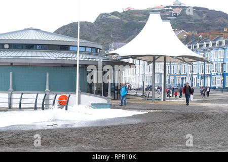Aberystwyth Wales UK, Samstag, 23. Feb 2019 UK Wetter: Ein hoher Spring Tide und ein "großes Meer" bringen, riesige Wellen, die in die Promenade und herrlichem Tonnen Sand und Kies über der Küste von Galway an der Westküste von Wales an diesem Samstag morgen. Das Wetter ist sehr mild und wird auch in den nächsten Tagen wärmer werden prognostiziert. Credit: Keith Morris/Alamy leben Nachrichten Stockfoto
