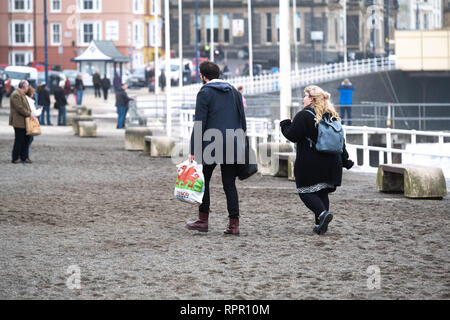 Aberystwyth Wales UK, Samstag, 23. Feb 2019 UK Wetter: Ein hoher Spring Tide und ein "großes Meer" bringen, riesige Wellen, die in die Promenade und herrlichem Tonnen Sand und Kies über der Küste von Galway an der Westküste von Wales an diesem Samstag morgen. Das Wetter ist sehr mild und wird auch in den nächsten Tagen wärmer werden prognostiziert. Credit: Keith Morris/Alamy leben Nachrichten Stockfoto