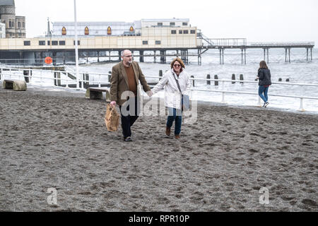 Aberystwyth Wales UK, Samstag, 23. Feb 2019 UK Wetter: Ein hoher Spring Tide und ein "großes Meer" bringen, riesige Wellen, die in die Promenade und herrlichem Tonnen Sand und Kies über der Küste von Galway an der Westküste von Wales an diesem Samstag morgen. Das Wetter ist sehr mild und wird auch in den nächsten Tagen wärmer werden prognostiziert. Credit: Keith Morris/Alamy leben Nachrichten Stockfoto