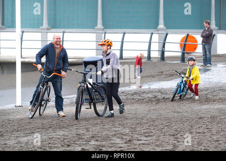 Aberystwyth Wales UK, Samstag, 23. Feb 2019 UK Wetter: Ein hoher Spring Tide und ein "großes Meer" bringen, riesige Wellen, die in die Promenade und herrlichem Tonnen Sand und Kies über der Küste von Galway an der Westküste von Wales an diesem Samstag morgen. Das Wetter ist sehr mild und wird auch in den nächsten Tagen wärmer werden prognostiziert. Credit: Keith Morris/Alamy leben Nachrichten Stockfoto