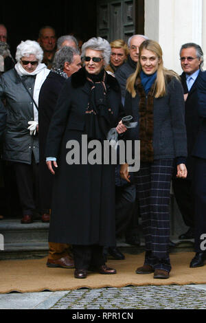 © Jonathan Moscrop - LaPresse 24 01 2007 Villar Perosa Varie Messa per il 4¡anniversario Della Morte dell'Avvocato Giovanni Agnelli - Chiesa di San Pietro in Vincoli - Villar Perosa Nella Foto: Marella Agnelli e Lavinia Borromeo (Moglie di John Elkann) lasciano la Chiesa © Jonathan Moscrop - LaPresse 24 01 2007 Villar Perosa Variuos Nachrichten Masse der späten Giovanni Agnelli - San Pietro in Vincoli Kirche - Villar Perosa im Foto: Marella Agnelli und Lavinia Borromeo (John Elkann, der Frau) die Kirche verlassen Stockfoto