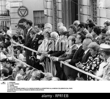 © LAPRESSE 03-09-1988 VISITA A TORINO TORINO RELIGIONE NELLA FOTO: GIANNI AGNELLI E LA MOGLIE MARELLA ASSISTONO ALLA MESSA CELEBRATA DAL Papa Giovanni Paolo II NELLA PIAZZA DI MARIA AUSILIATRICE. BUSTA 3152/3 Stockfoto