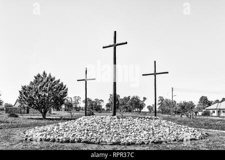 NIEUWOUDTSVILLE, SÜDAFRIKA, 29. AUGUST 2018: die Drei Holzkreuze an der Niederländischen Reformierten Kirche in Nieuwoudtville in der Northern Cape Provinz. Mon Stockfoto