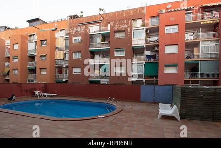 Barcelona, Katalonien, Spanien, 22. Februar 2019. Inner City Apartments mit Wetter Lackierung hinter ein Schwimmbad in der spanischen Stadt Stockfoto