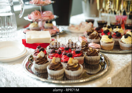 Schöne leckere Kuchen. süsswaren Curry bei einem festlichen Party. viele süße Muffins auf einem Tablett Stockfoto