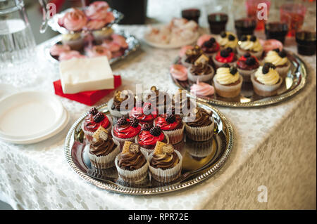 Schöne leckere Kuchen. süsswaren Curry bei einem festlichen Party. viele süße Muffins auf einem Tablett Stockfoto