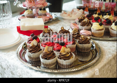 Schöne leckere Kuchen. süsswaren Curry bei einem festlichen Party. viele süße Muffins auf einem Tablett Stockfoto