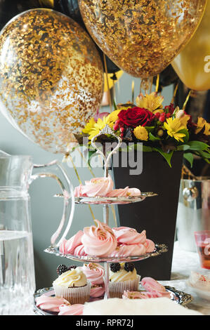 Schöne leckere Kuchen. süsswaren Curry bei einem festlichen Party. viele süße Muffins auf einem Tablett Stockfoto