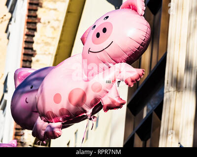 PARIS, Frankreich, 17. Februar 2019. Letzten Tag der Chinese New Year celebration Festival in der Straße. Schwein auf der Straße und in der Parade Stockfoto