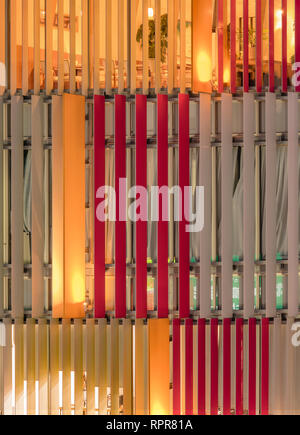 Die Entwicklung des abstrakten Vorderansicht eines Gebäudes Fassade Fenster mit farbigen Jalousien ligh. Stockfoto