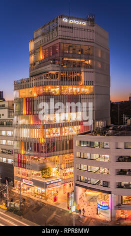 Bird's Blick auf Q plaza Gebäude im Bezirk der japanischen Jugend Kultur Mode von Harajuku in der Nähe von Vincent Laforet Kreuzung Kreuzung in Tokio, Japan Stockfoto