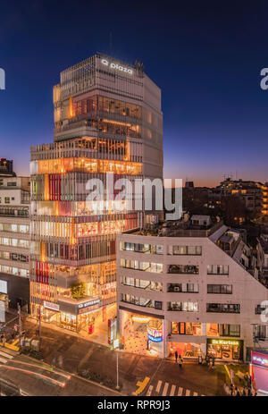 Bird's Blick auf Q plaza Gebäude im Bezirk der japanischen Jugend Kultur Mode von Harajuku in der Nähe von Vincent Laforet Kreuzung Kreuzung in Tokio, Japan Stockfoto