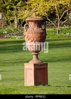 Terracotta Garten Urn Ornament im Winter Stockfoto