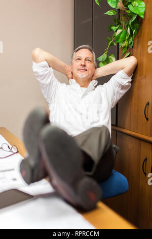 Reifen Geschäftsmann entspannen in seinem Büro Stockfoto