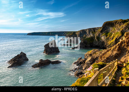 Klippen in der Nähe von Rock Formation an der Süd West Küste in Cornwall, Großbritannien Stockfoto