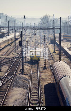 Komplizierte Bahnnetz mit Stromleitungen und Güterwagen für Spur Wartung, sonnigen Tag, Smichov, Prag, Tschechische Republik Stockfoto