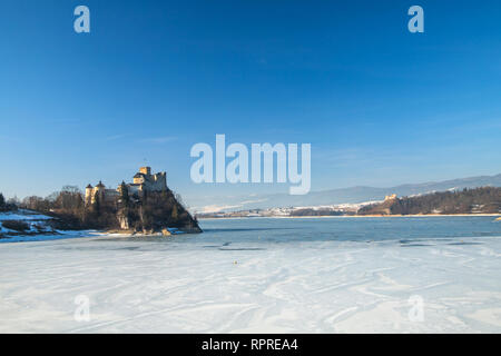 Dunajec Castle in Niedzica, Polen, Czorsztyn See. Winter Blick. Stockfoto