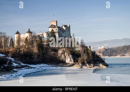 Dunajec Castle in Niedzica, Polen, Czorsztyn See. Winter Blick. Stockfoto