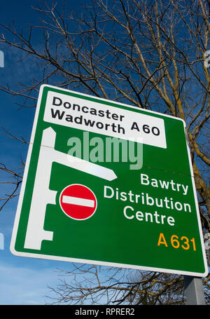 Englisches Dorf großes Schild, Nationale englische Straße Richtung grün anmelden Marktplatz, Tickhill in Doncaster, South Yorkshire, England, Stockfoto