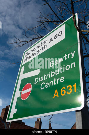 Englisches Dorf großes Schild, Nationale englische Straße Richtung grün anmelden Marktplatz, Tickhill in Doncaster, South Yorkshire, England, Stockfoto