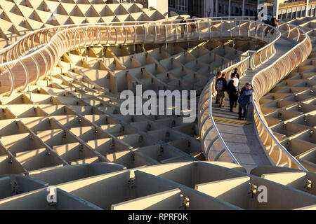 Eine teilweise Erfassung der Metropol Parasol in der Innenstadt von Sevilla mit Menschen zu Fuß auf der erhöhten Weg Stockfoto