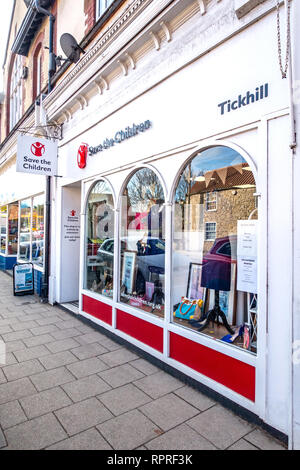 Englisch Dorfladen vorne, speichern Sie das Kinderdorf Charity Shop im Marktplatz, Tickhill in Doncaster, South Yorkshire Stockfoto