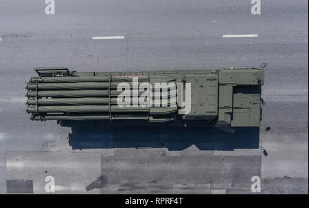 Moskau, den 9. Mai 2018. Bekämpfung des Fahrzeugs MLRS-merch" kehrt vom Roten Platz nach dem Sieg Day Parade, Ansicht von oben. Stockfoto