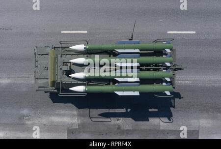 Moskau, den 9. Mai 2018. SAM9A317Buk-M2 mit 9 M 317 Rakete kehrt aus dem Roten Platz nach dem Sieg Parade, Ansicht von oben. Stockfoto