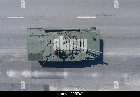 Moskau, den 9. Mai 2018. IFV BMP-3 kehrt aus dem Roten Platz nach dem Sieg Day Parade, Ansicht von oben. Stockfoto