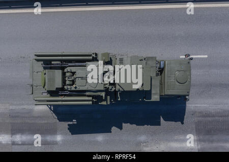 Moskau, den 9. Mai 2018. Modernisierte Oberfläche-zu-Luft Raketen und Artillerie System SA-22 Pantsir-S2 kehrt aus dem Roten Platz nach dem Victo Stockfoto