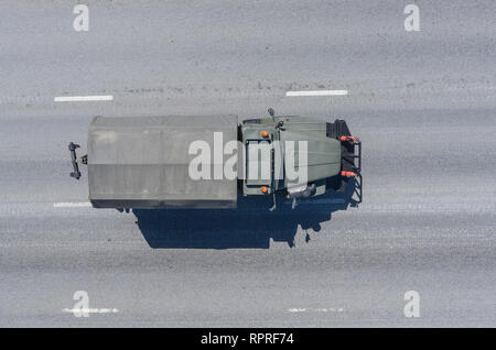 Moskau, den 9. Mai 2018. KT-LM am Gehäuse Ural-4320 kehrt aus dem Roten Platz nach dem Sieg Parade, eine Ansicht von oben. Stockfoto