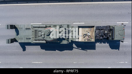 Rückkehr aus dem Roten Platz nach dem Sieg Day Parade, die KamAZ -65225 Stapler führt die T-34-85 Tank, von oben. Stockfoto