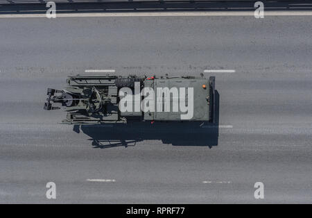 Moskau, den 9. Mai 2018. Leistungsstarke schweren Traktor Stapler KET-T am Fahrgestell MAZ-537 G kehrt aus dem Roten Platz nach dem Sieg Parade, eine Ansicht von oben. Stockfoto