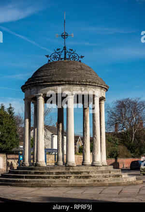Die Buttercross Denkmal auf dem Marktplatz, Tickhill in der Metropolitan Borough von Doncaster, South Yorkshire, England, Stockfoto