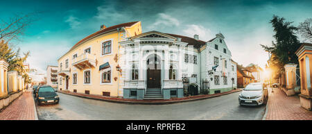 Pärnu, Estland. Alte traditionelle Häuser auf puhavaimu Straße In sonniger Tag Stockfoto