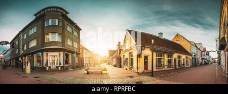 Pärnu, Estland. Alte Häuser in der historischen Ruutli Straße Stockfoto