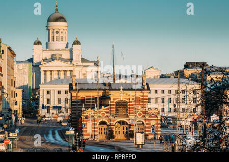 Finnland, Helsinki. Blick auf Kathedrale von Helsinki und der Alten Markthalle Vanha Kauppahalli In sonniger Tag. Dom Sehenswürdigkeit Stockfoto