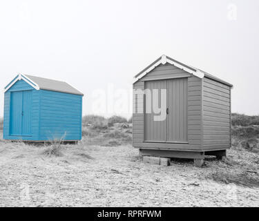 Findhorn, Schottland - Juli 2016: bunte Badehäuschen entlang der Küste bei Findhorn Bay im Norden von Schottland zu den Sanddünen Stockfoto