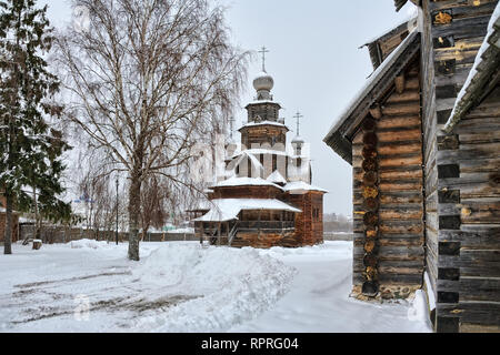 = Holz- Verklärung Kirche umrahmt von Bäumen und Ecke einer anderen Kirche im Winter = Ansicht aus einer Ecke der Auferstehung Kirche auf der eleganten alten Stockfoto