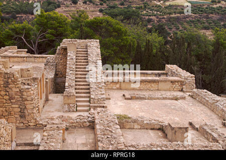 Treppe ins Nirgendwo. Fragment der Steintreppe. Antike Ruinen. Minoischer Palast von Knossos. Die Bäume im Hintergrund. Heraklion, Kreta, Griechenland. Stockfoto